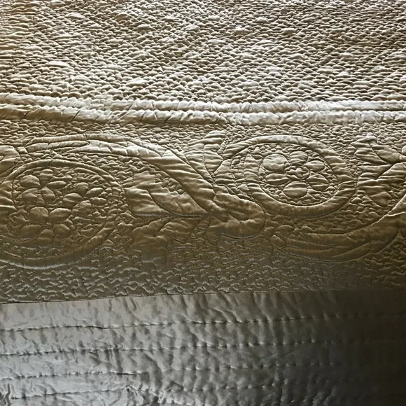 Elegant Tan/Champaign Quilted Bedspread - Picture 6 of 11